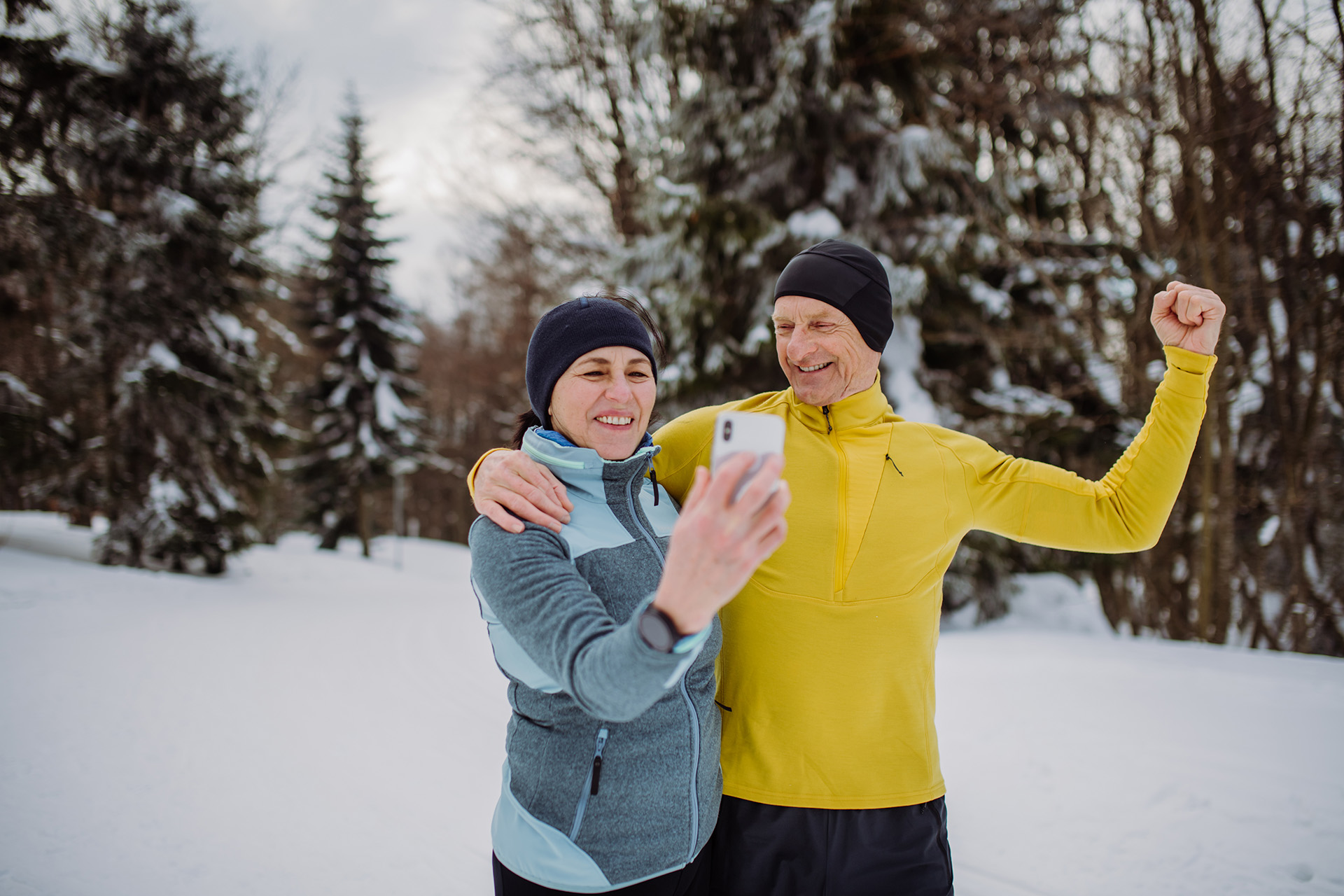 Mann og dame ute på løpetur i skogen tar en selfie